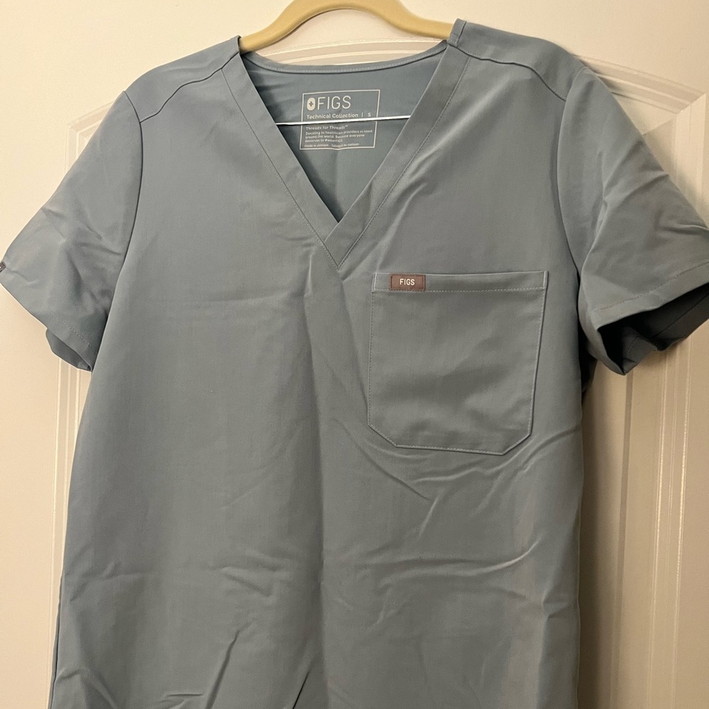 Figs scrub top